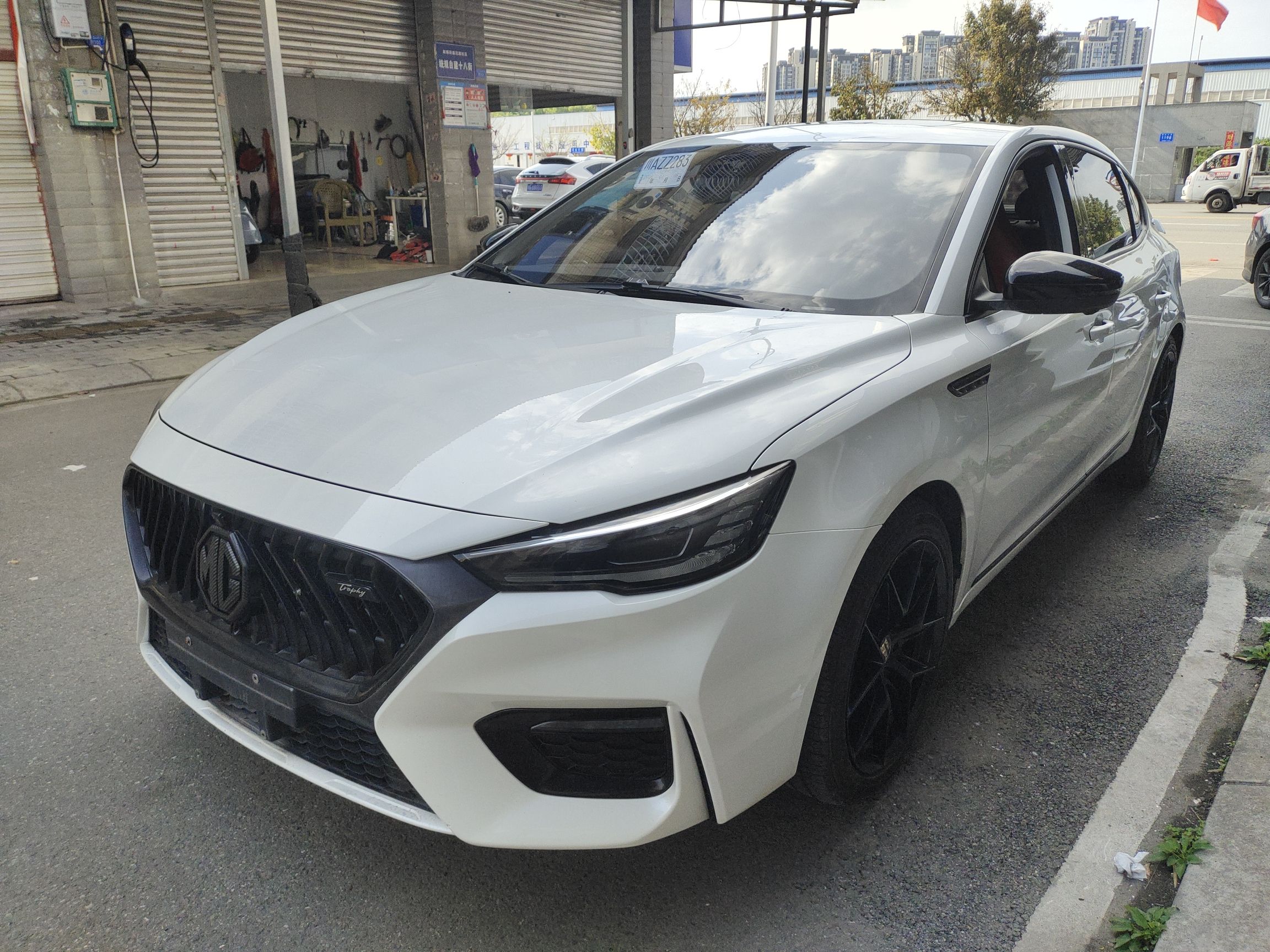 Под передней частью автомобиля