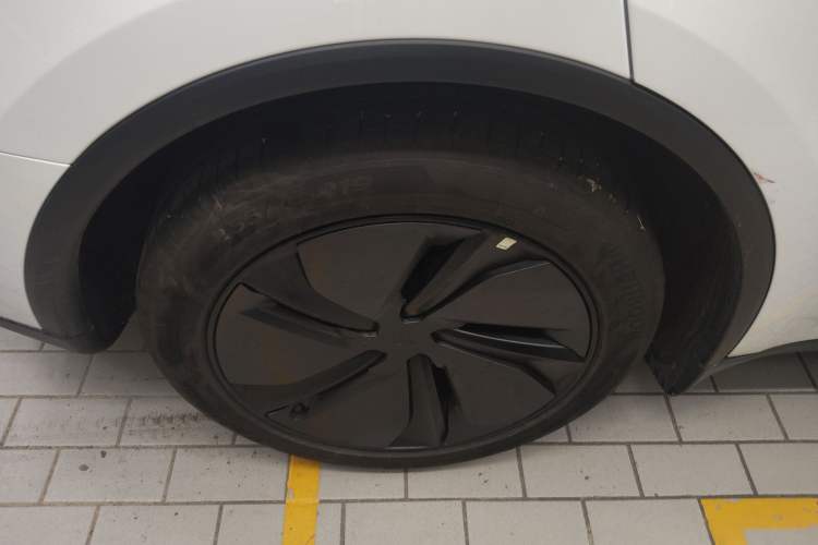 Used Tesla Model Y 2025 Long-Range All-Wheel-Drive Version