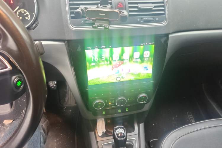 Used Skoda Yeti 2017 TSI300 DSG Luxury Edition Audio And AC Panel