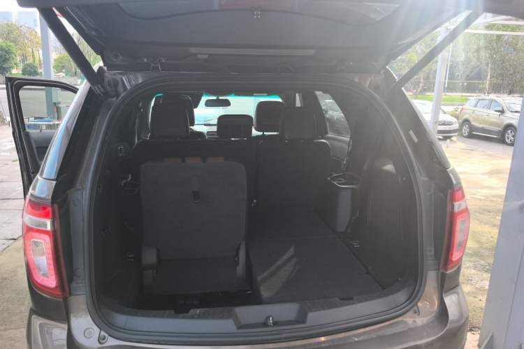 Used Ford Explorer 2013 3.5L Deluxe Model Trunk