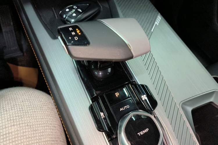 Used CHANGAN OSHAN Z6 2023 Blue Whale 1.5T DCT Smart Edition Gear Lever