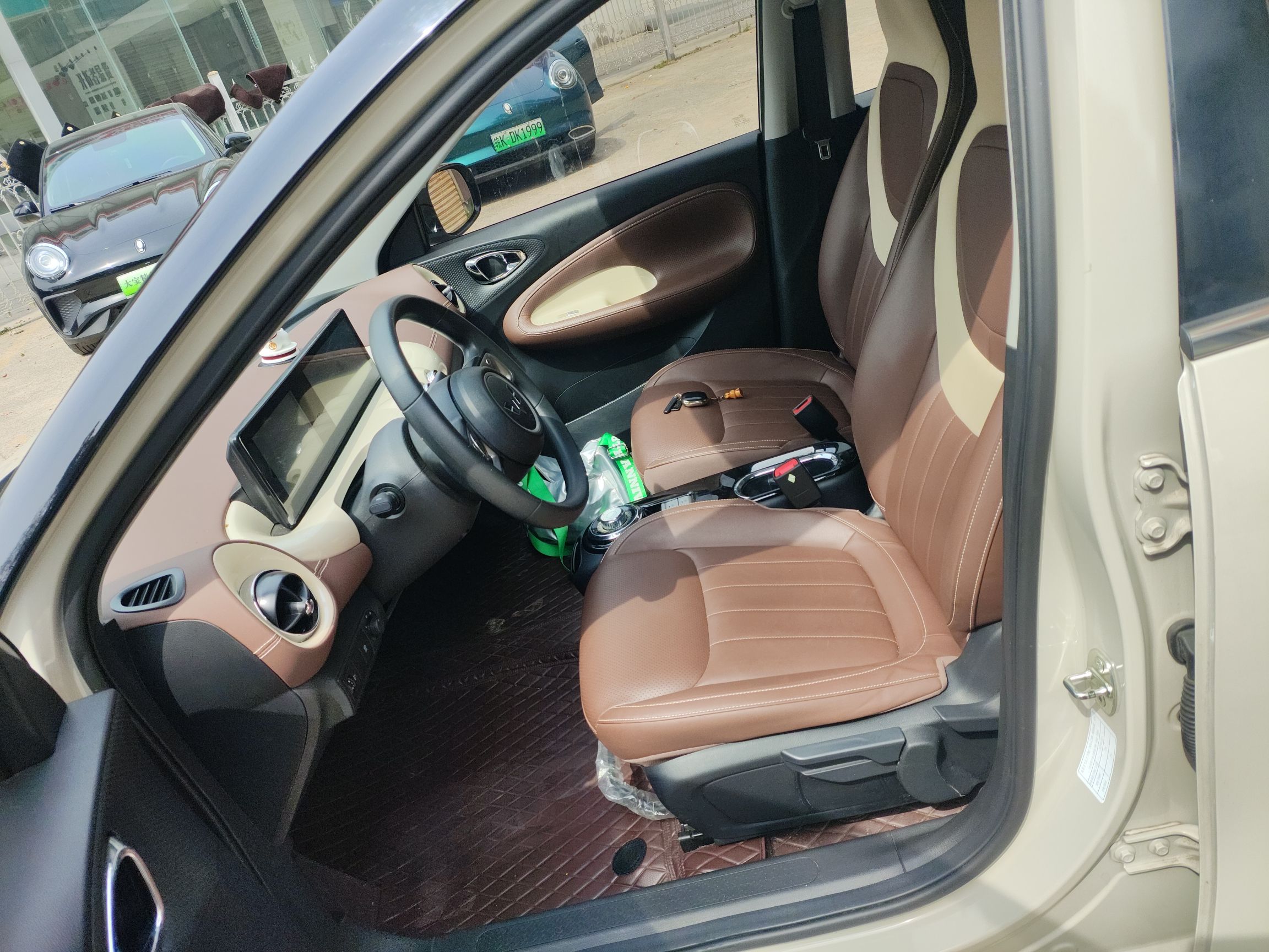 المقاعد الأمامية داخل السيارة