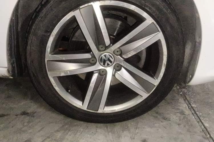 Used Volkswagen FAW-Volkswagen CC 2015 2.0 TSI Luxury Model Right Front Wheel Hub