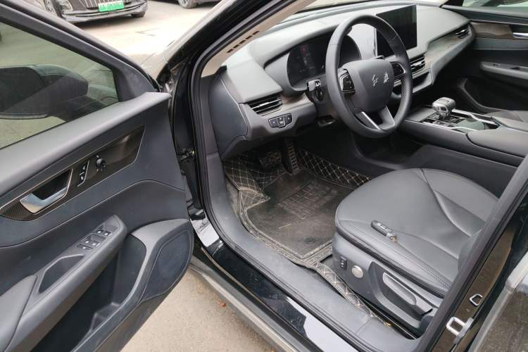 Used Hongqi E-QM5 2023 Base Travel Edition
