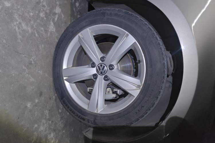 Used Volkswagen Passat 2013 1.8TSI DSG Prestige Edition Right Front Wheel Hub