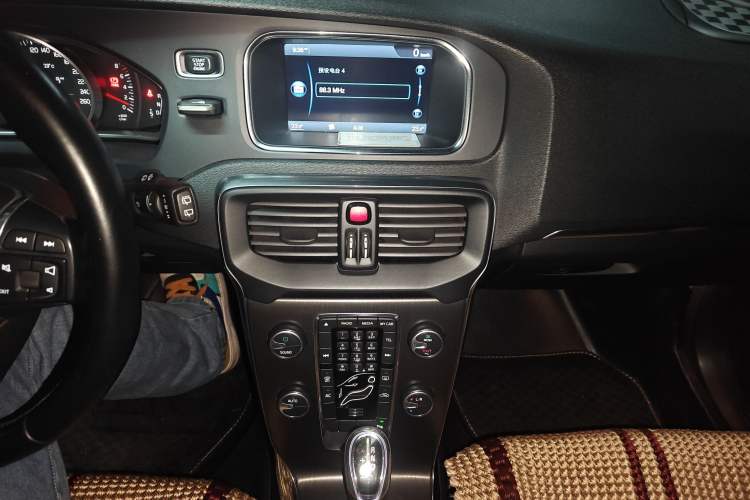 Used Volvo V40 2013 2.0T Zhiyi Edition
