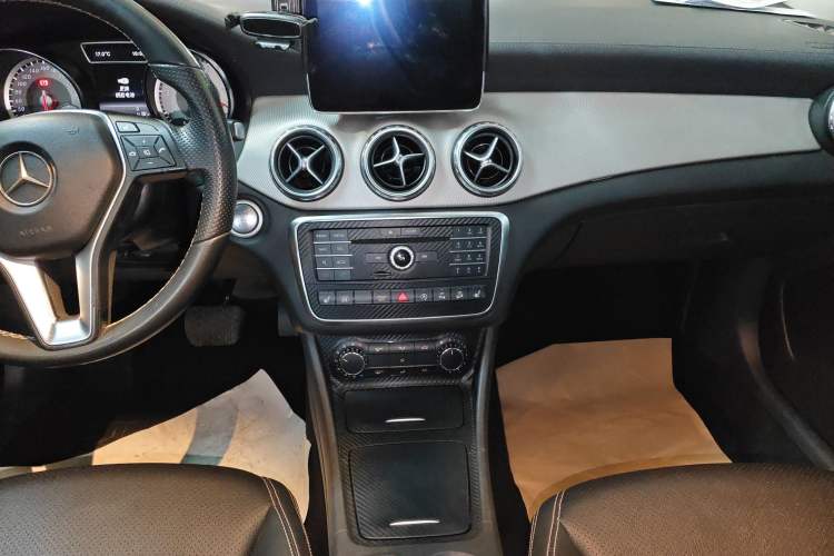 Used Mercedes-Benz GLA 2016 GLA 220 4MATIC Fashion Edition Audio And AC Panel