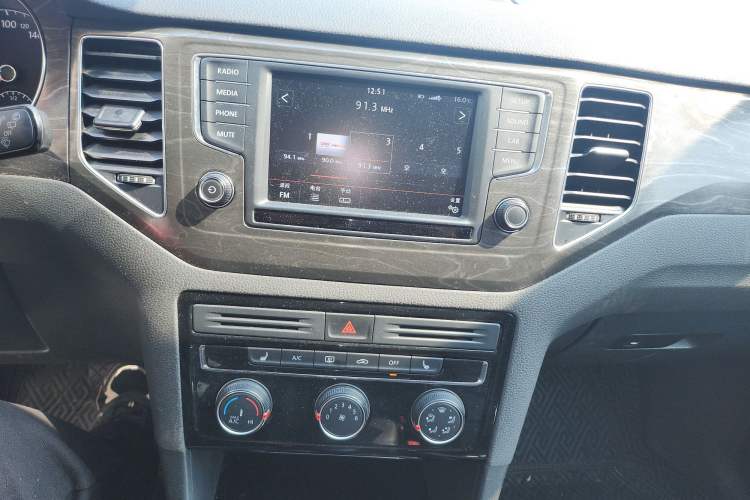 Used Volkswagen Golf Sportsvan 2016 230TSI Automatic Luxury Version Audio And AC Panel