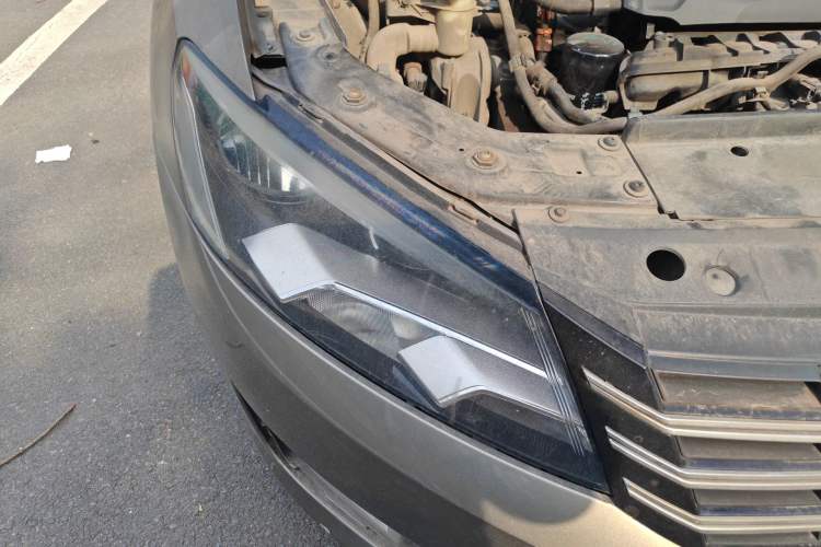 Used Volkswagen Passat 2014 1.8TSI DSG Prestige Navigation Edition Right Front Headlight