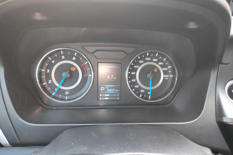 Used Soueast V6 Lingshi 2015 CROSS 1.5L CVT ZhiZun Model
