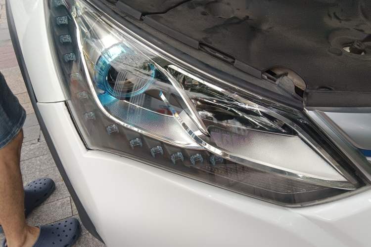 Used BYD Song New Energy 2017 Song DM 1.5TID All-Wheel Drive Luxury Model Right Front Headlight