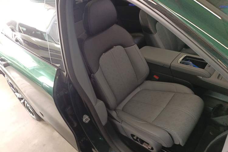 Used Zeekr 7X 2025 100 kWh Long-Range Rear-Wheel Drive with Intelligent Driving Features