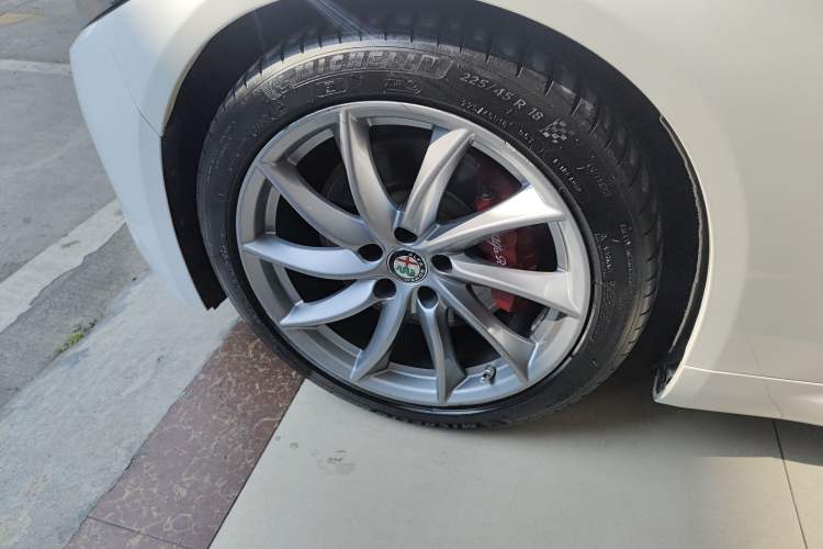 Used Alfa Romeo Giulia 2019 2.0T 280HP Luxury Edition
