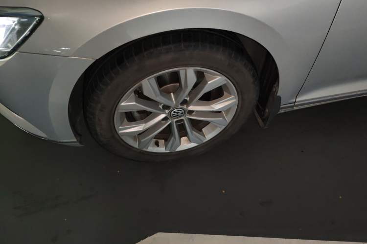 Used Volkswagen Magotan 2018 Facelift 330TSI DSG Luxury Model Right Front Wheel Hub