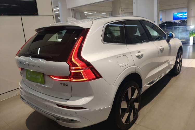 Used Volvo XC60 New Energy 2025 Plug-in Hybrid Long-Range All-Wheel Drive Smart Luxury Edition Rear Right 45 Deg