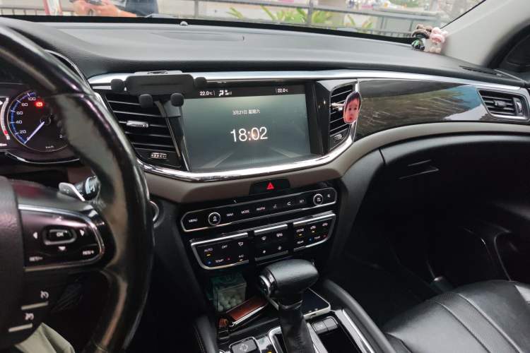 Used GAC Trumpchi GS8 2017 320T Two-Wheel Drive Luxury Smart Connectivity Version (7 Seats) Audio And AC Panel