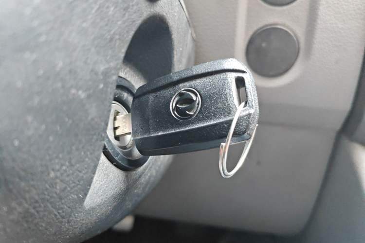 Used Dongfeng Yufeng 2014 2.5T YuliBao Logistics Vehicle Low-Trim Version with Short Wheelbase and Mid-Roof Design – ZD25