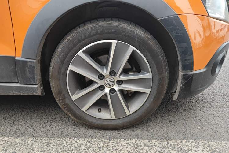 Used Volkswagen Polo 2012 1.6L Cross Polo Automatic Transmission Right Front Wheel Hub