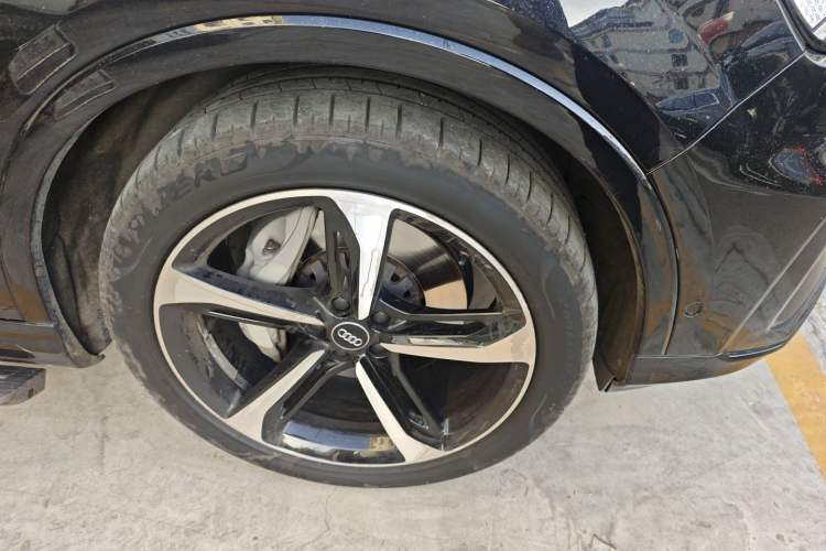 Used Audi Q7 2020 55 TFSI quattro Black Warrior Exclusive Edition Right Front Wheel Hub