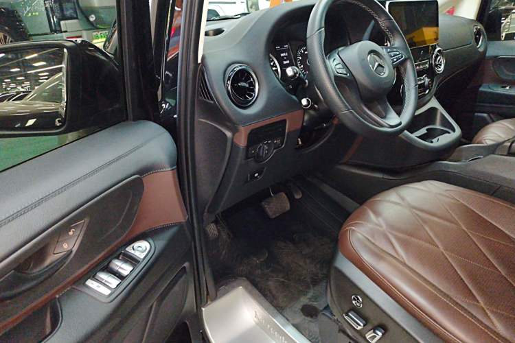 Used Mercedes-Benz Vito 2023 2.0T Elite Version 7 Seats Driver Seat