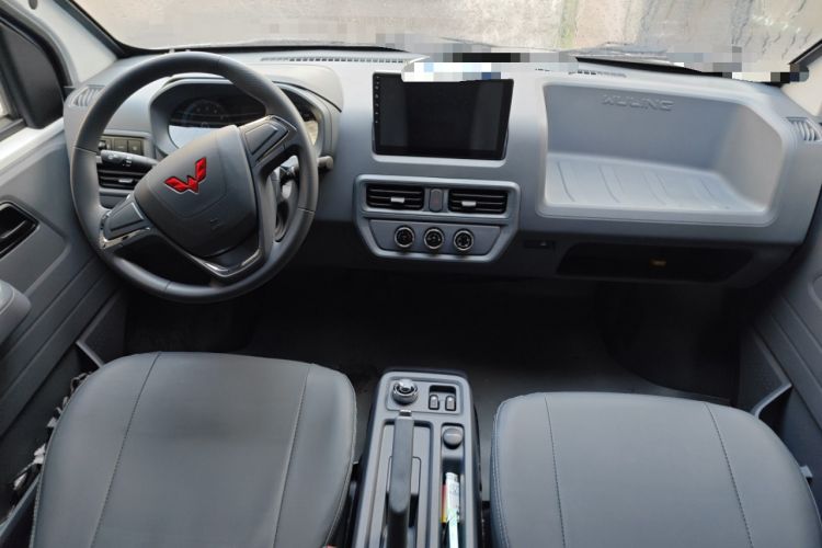 Used Wuling Yangguang 2024 300KM Comfort Version Passenger Van 75kW