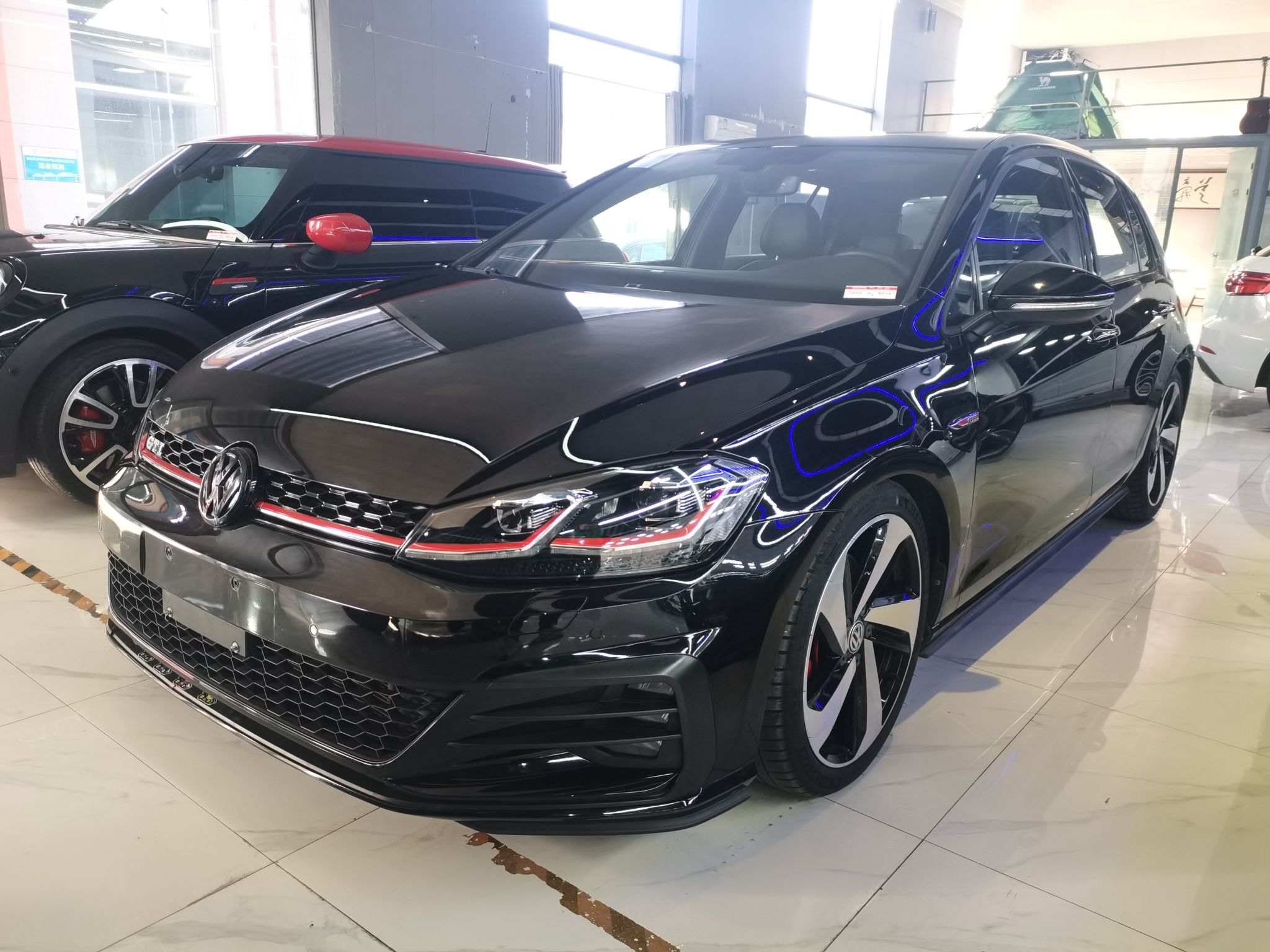 تحت مقدمة السيارة