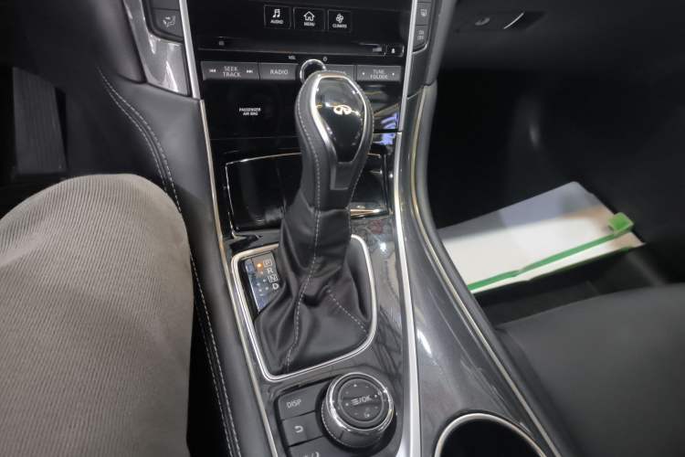 Used Infiniti Q50L 2018 2.0T Comfort Edition China VI Standard Gear Lever