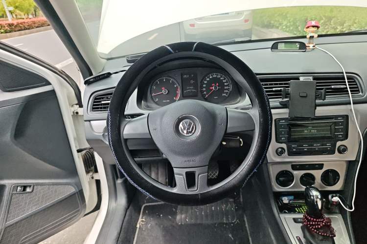 Used Volkswagen Lavida 2013 Revised Classic 1.6L Automatic Fashion Edition
