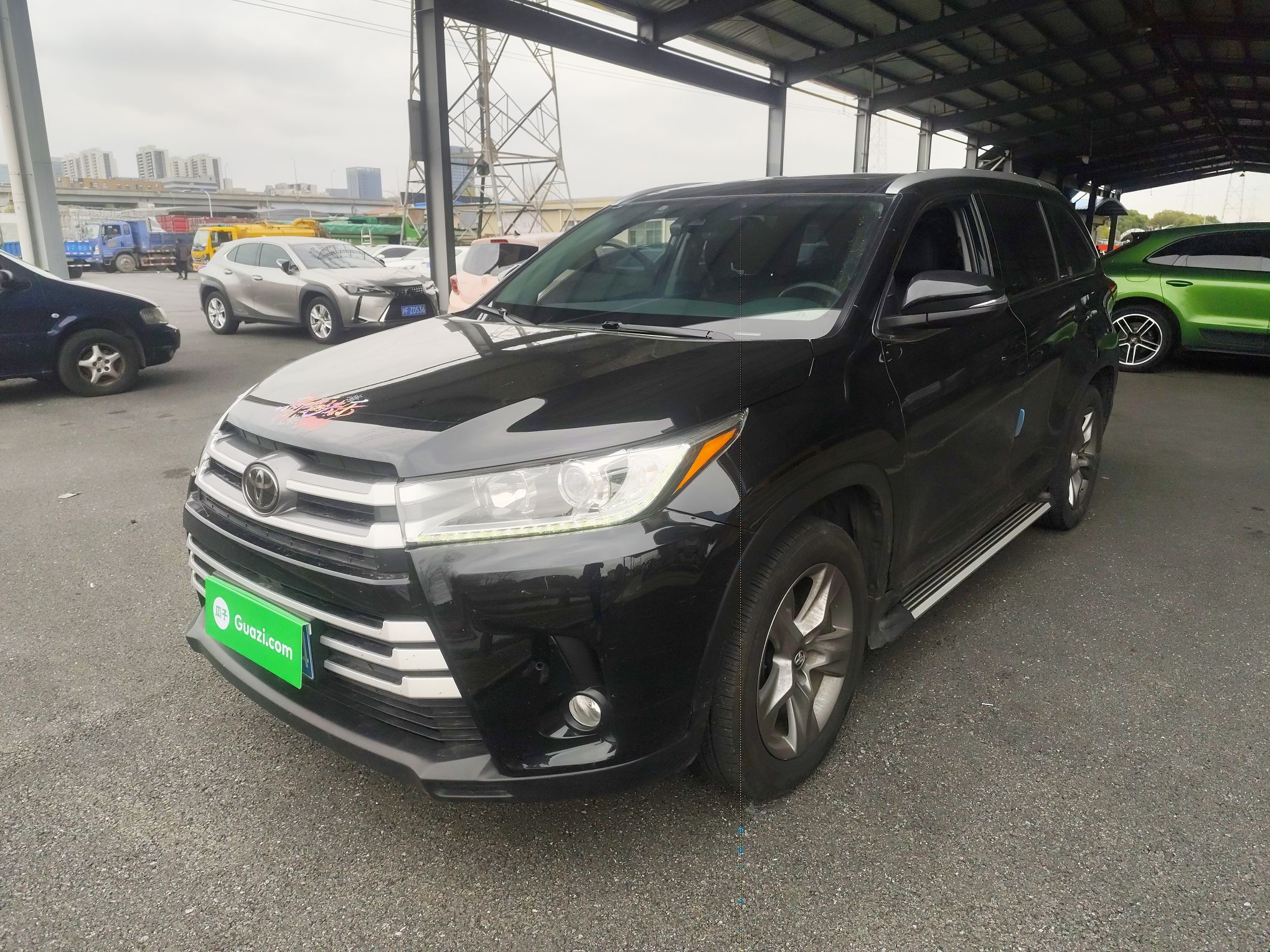 تحت مقدمة السيارة