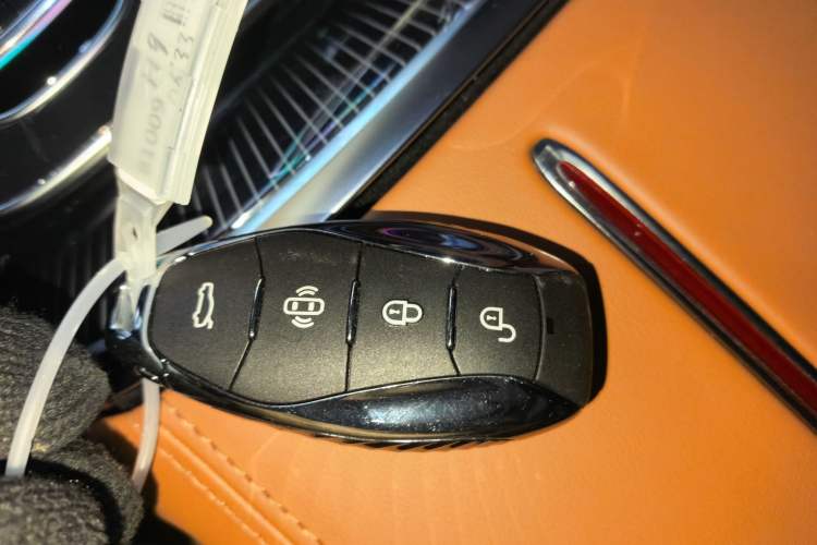 Used Hongqi H9 2025 Model Facelifted 2.0T Two-Wheel Drive Flag-Style Private Enjoyment Fashion Edition, 5 Seats
