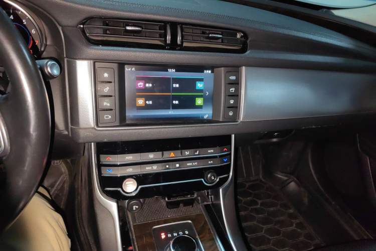 Used Jaguar XFL 2017 XFL 2.0T 200PS Luxury Edition Audio And AC Panel