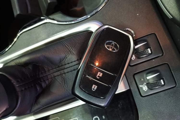 Used Toyota Highlander 2018 2.0T Two-Wheel Drive Luxury Edition 7 Seats China VI Standard Vehicle Key