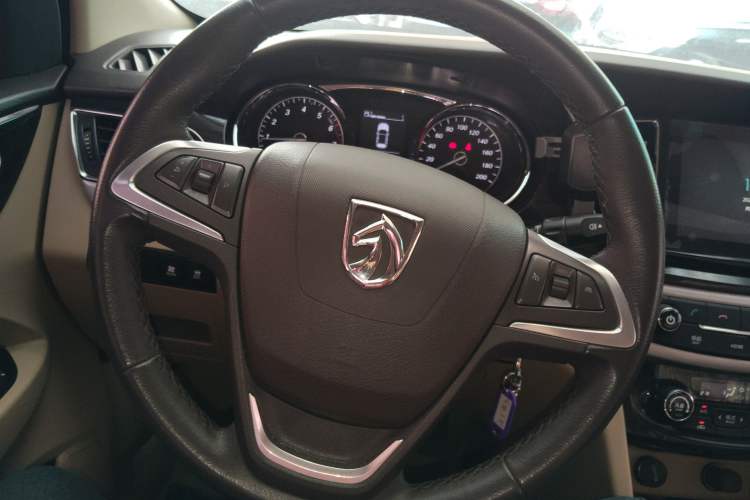 Used Baojun 730 2016 1.5L Manual Luxury Edition 7 Seats Steering Wheel
