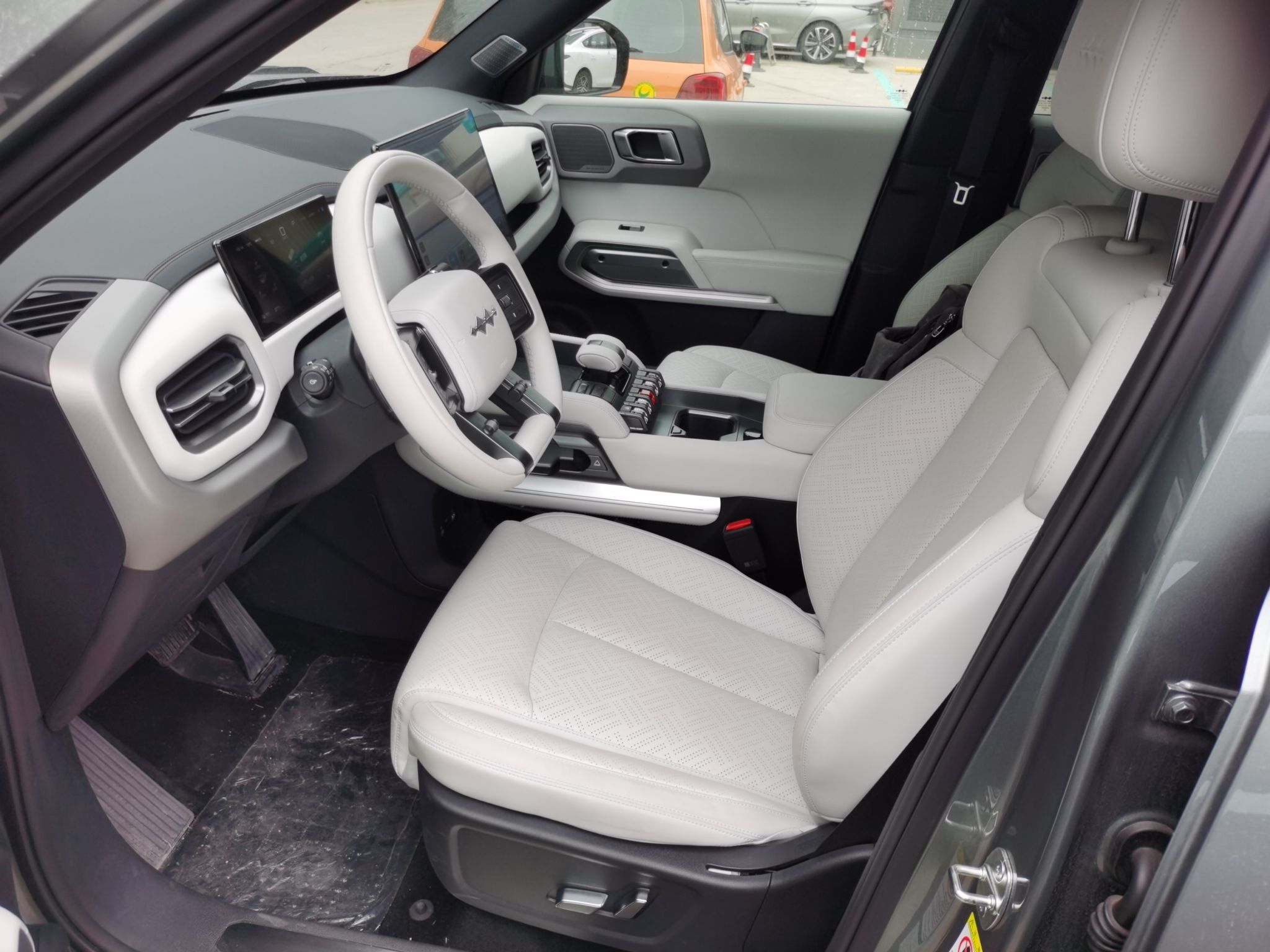 المقاعد الأمامية داخل السيارة