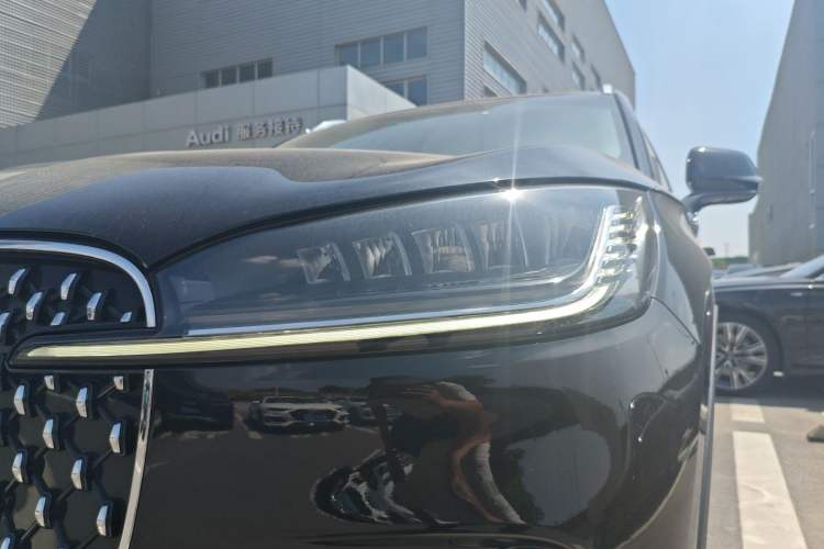 Used Lincoln Aviator 2024 3.0T V6 All-Wheel-Drive Elegance Edition Six Seats Left Front Headlight