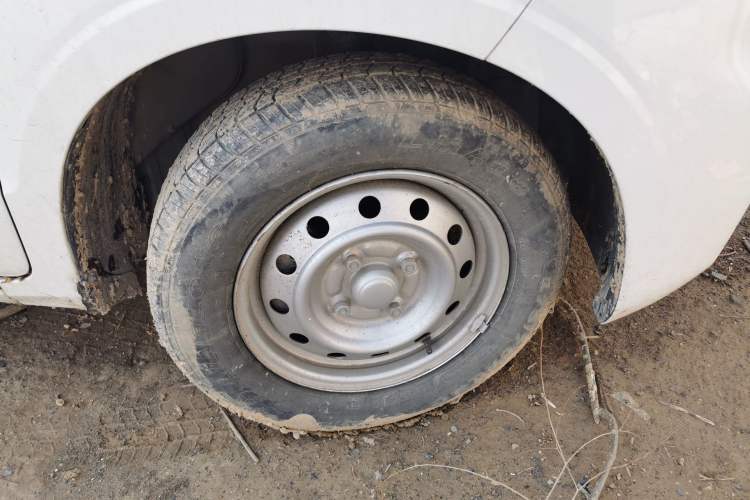 Used Wuling Hongguang V 2022 1.5L Jingqu Edition Enclosed-Window Vehicle with Electric Power Steering LAR Right Front Wheel Hub