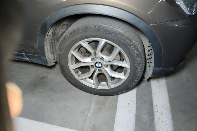 Used BMW X3 2011 xDrive28i Leading Model Right Front Wheel Hub