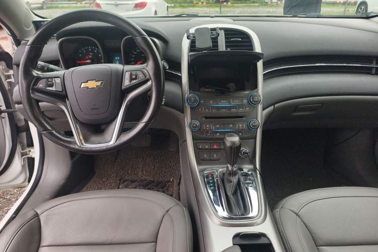 Used Chevrolet Malibu 2014 2.0L Automatic Luxury Edition Center Console