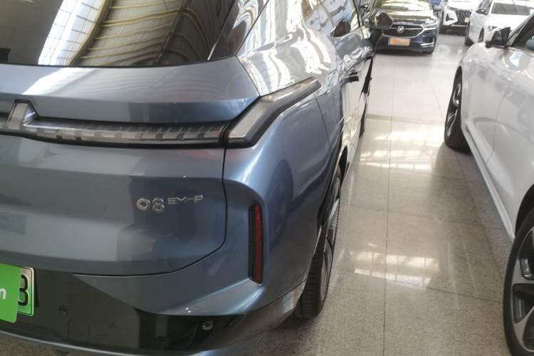 Used Lynk & Co 08 EM-P 2025 220 km All-Wheel-Drive Performance Halo Exterior 3