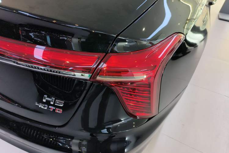 Used Hongqi H5 2025 2.0T Automatic Flag Edition – 500 000 Units Commemorative Version
