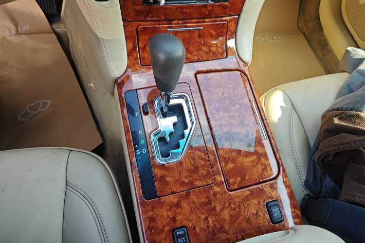 Used Toyota Crown 2006 2.5L Royal Leather Edition
