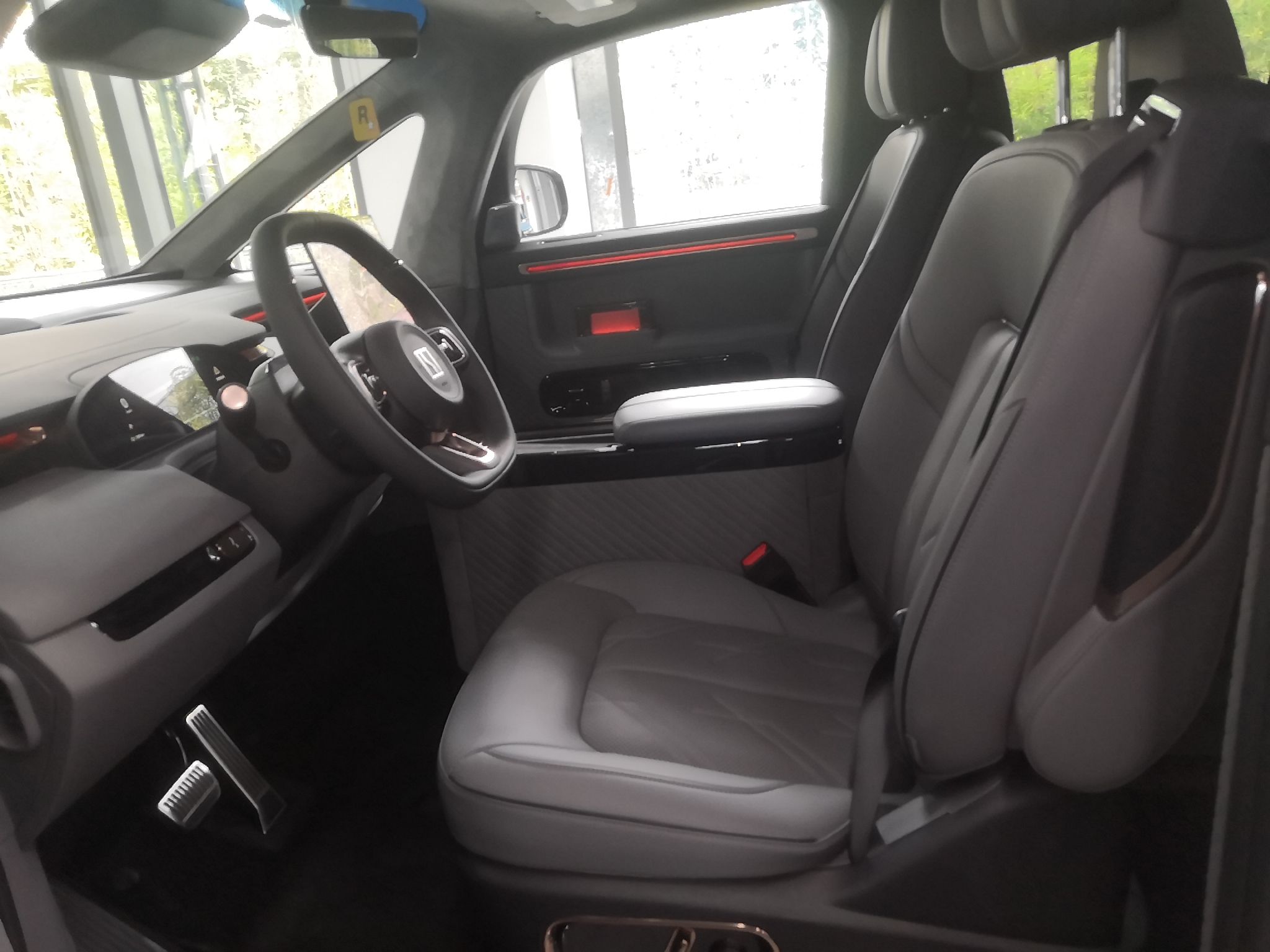 المقاعد الأمامية داخل السيارة