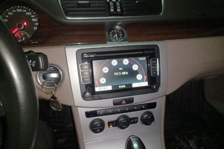 Used Volkswagen Magotan 2015 Revised Version 2.0 TSI Prestige Edition Audio And AC Panel