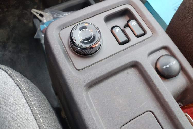 Used Wuling Yangguang 2024 300KM Comfort Version Passenger Van 75kW