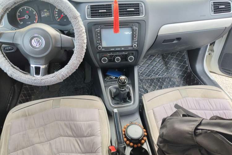 Used Volkswagen Sagitar 2014 1.6L Manual Comfort Model Center Console