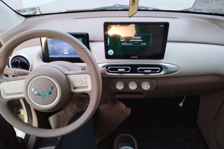 Used Wuling Hongguang MINIEV 2025 Four-Door Version Advanced Edition Center Console