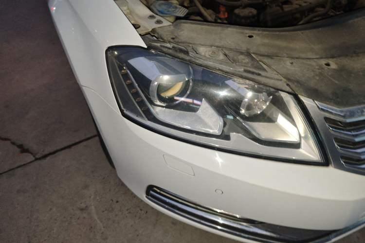 Used Volkswagen Magotan 2015 Facelift 1.8TSI Luxury Model Right Front Headlight