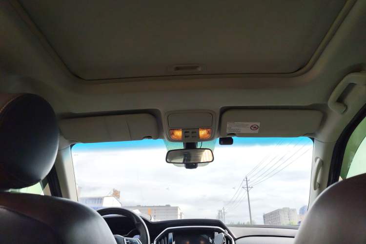 Used JMC Yusheng S350 2017 2.0T Automatic 2WD Diesel Luxury Version with Sunroof 7 Seats
