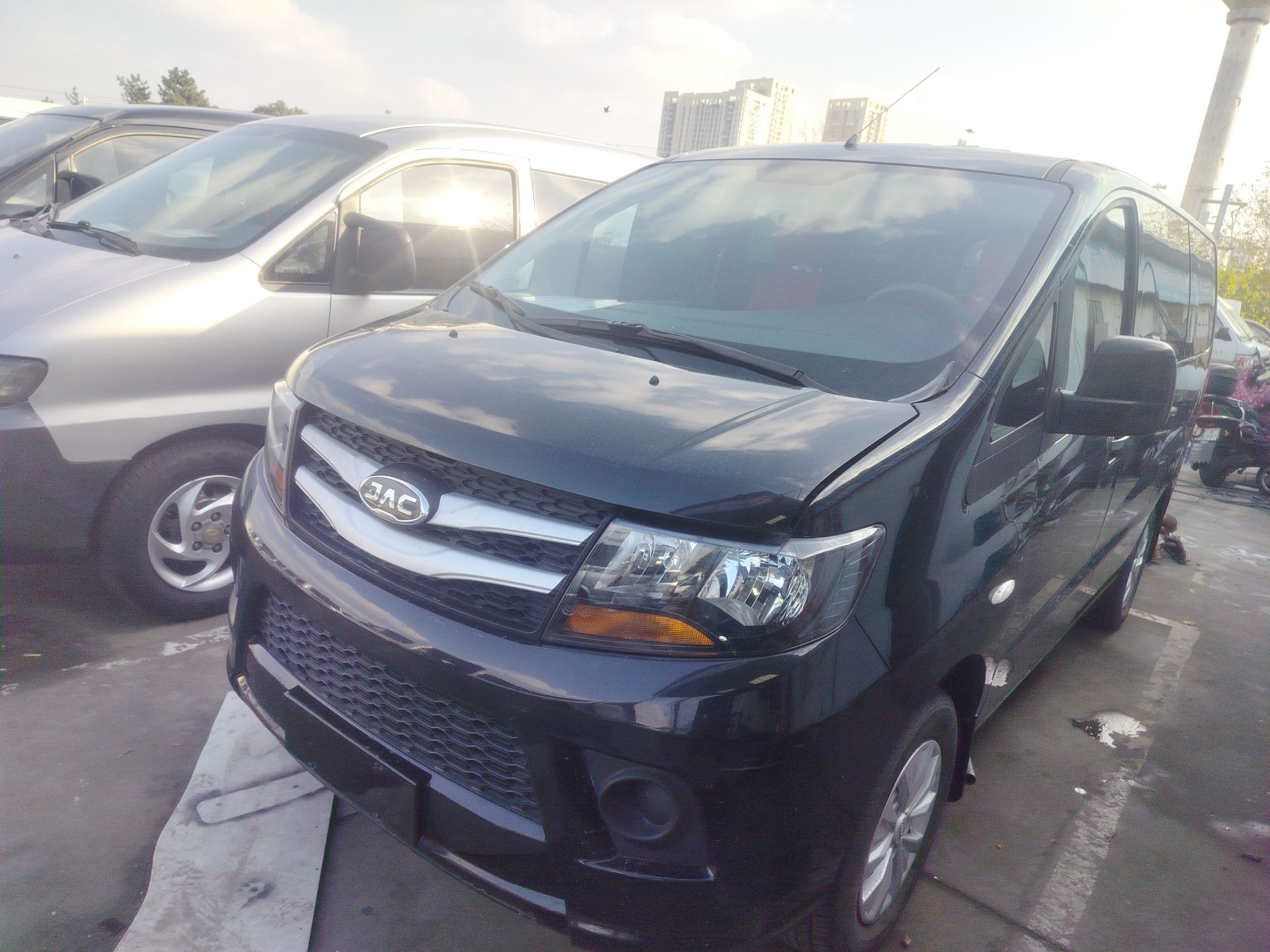 Под передней частью автомобиля