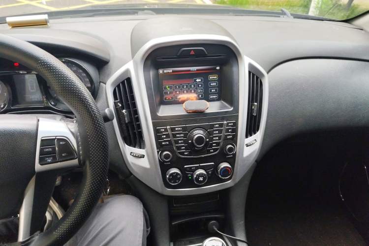 Used JMC Yusheng S350 2013 2.0T Manual Two-Wheel Drive Gasoline Ultra-Luxury 5-Seater Audio And AC Panel